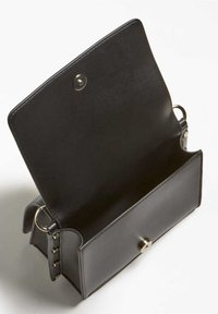 Svart läderhandväska med en slät textur, öppen design, tryckknappsstängning och metallackenteringar på sidorna.