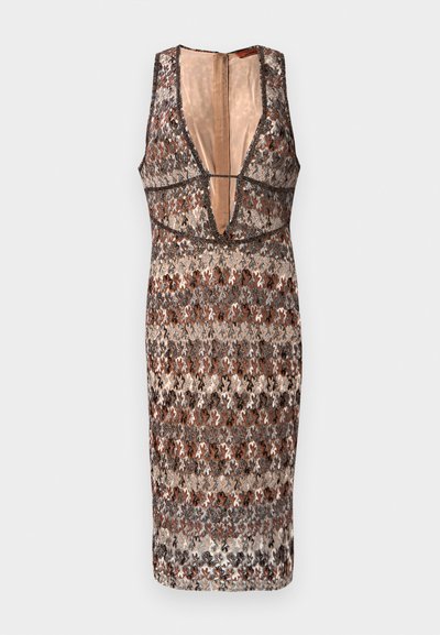 Gyöngyökkel díszített koktélruha mély V-kivágással, ujjatlan kialakítással, és bonyolult, színes virágmintákkal egy bézs alapon.