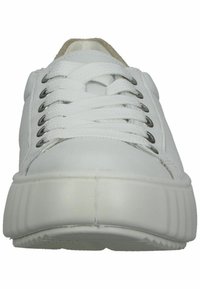 Basket blanche en matériau synthétique lisse. Caractéristiques : bout rond, lacets plats et œillets argentés. Semelle en caoutchouc épaisse avec détails texturés.