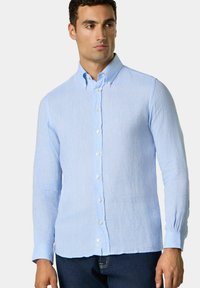 Lichtblauwe, lange mouwen shirt van linnen, met een button-down kraag, witte knopen en subtiele textuur in de stof.