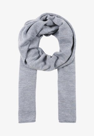 Bufanda gris claro de punto doblada en un lazo con ambos extremos colgando sobre un fondo blanco.