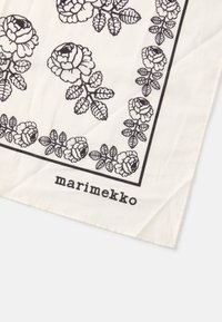 Cachecol de algodão branco com um padrão floral preto, bordejado por uma fina linha preta. Logótipo "marimekko" impresso na parte inferior.