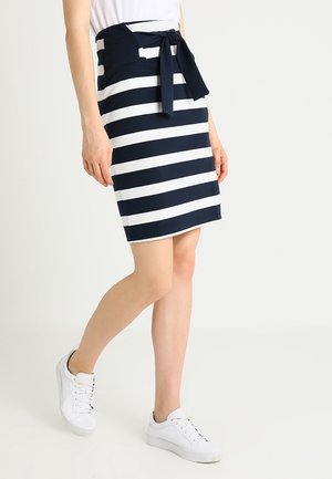 Jupe crayon rayée bleu marine et blanche avec une taille à nouer. Fabriquée dans un tissu extensible, elle présente une silhouette ajustée et une texture lisse.