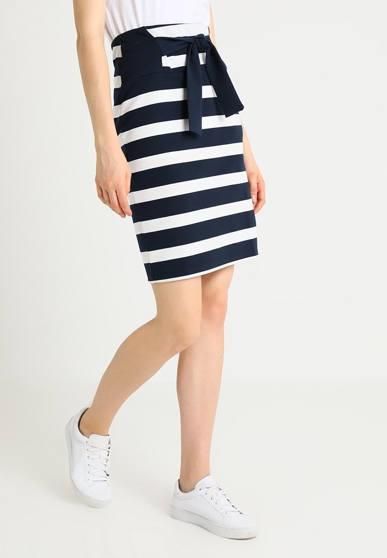 Námořnická a bílá pruhovaná tužková sukně s páskem na zavázání. Vyrobena z elastického materiálu, s přiléhavým střihem a hladkým povrchem.