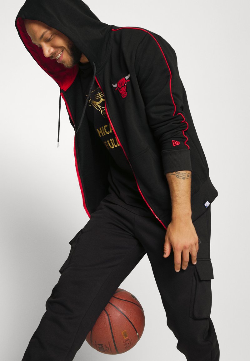 Herren Shirts | New Era CONTRAST HOOD FULL ZIP HOODY CHICAGO BULLS Kapuzenpullover black/schwarz - OY57780 Herren Shirts | New Era CONTRAST HOOD FULL ZIP HOODY CHICAGO BULLS Kapuzenpullover black/schwarz - OY57780