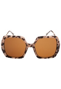 Solenbrillor med leopardmönster i en kraftig, sexkantig form, ljusbrun ton och genomskinliga bågar med subtila grå accenter.