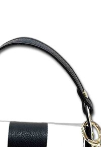 Sac en cuir noir avec une texture lisse, featuring une bande contrastante blanche, une bandoulière plate et des accents en métal doré.