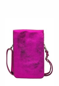 Sac bandoulière métallique fuchsia avec une texture lisse, forme rectangulaire, fermeture zippée et sangle réglable. Présente un design minimaliste.