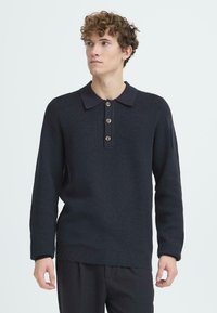 Dunkelblaues langärmliges Polo-Sweatshirt aus strukturiertem Strickstoff. Mit Kragen und Knopfleiste mit vier Knöpfen. Gerippter Saum und Bündchen.
