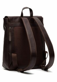 Zaino in pelle marrone con pannelli laterali in rete, spallacci regolabili doppi e maniglia superiore. Caratterizzato da una tasca con zip sul lato.