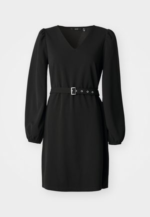 Vestido negro con escote en V y mangas largas abullonadas. Presenta una cintura entallada con un cinturón y hebilla de plata, hecho de un tejido de textura suave.