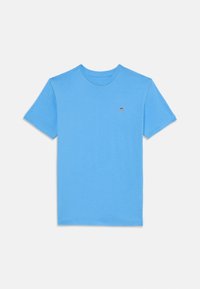 Ljusblå bomulls t-shirt, korta ärmar, rund hals, med en liten broderad logotyp på vänster bröst, slät yta, klassisk passform.