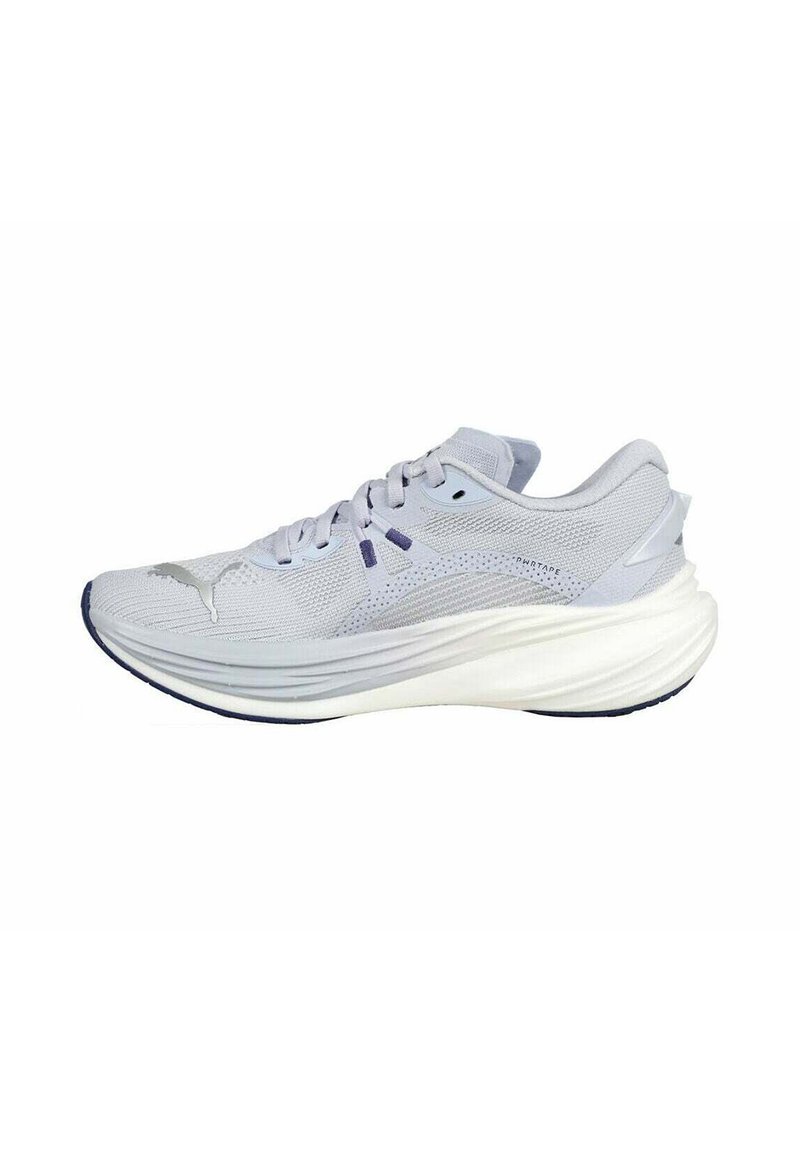 Scarpe sportive grigio chiaro con tomaia in mesh testurizzato, intersuola bianca e dettagli azzurri chiari sui lacci e sui passanti.