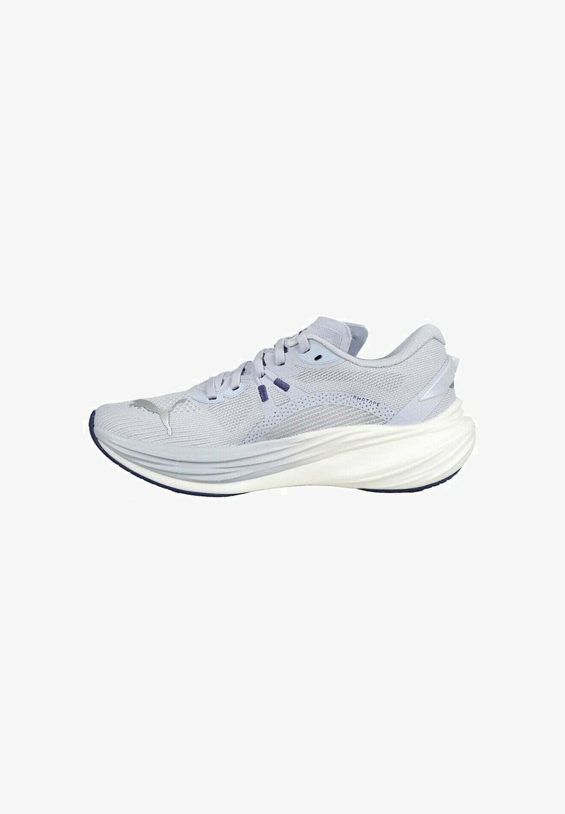 Baskets de sport gris clair avec une tige en mesh texturé, une semelle intermédiaire blanche et des accents bleu clair sur les lacets et les oeillets.