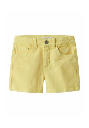 Gele denim shorts met voorste knoop, riemlussen en voorzakken, weergegeven tegen een witte achtergrond.