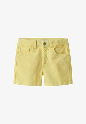 Żółte krótkie spodenki dżinsowe z przednim guzikiem, szlufkami na pasek i przednimi kieszeniami, prezentowane na białym tle.