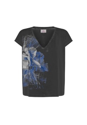 Zwart T-shirt met korte mouwen en een V-hals, voorzien van een blauw-grijs grafisch ontwerp van abstracte bloemen en textuurpatronen.