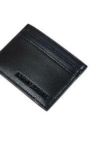 Portafoglio in pelle nera con superficie testurizzata, dotato di due slot per carte e marchio in rilievo sul frontale. I bordi sono rifiniti in modo pulito.