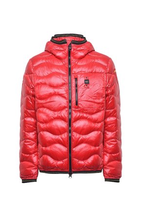 Giacca a vento rossa con design trapuntato, cappuccio e zip nera. Presenta una tasca frontale con etichetta del logo e polsini a costine. Texture liscia.