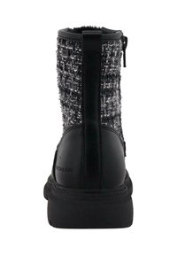 Sort og grå støvle til midten af læggen med tekstureret overdel, gummisål og lynlås. Har en forstærket bagstrop for nem påtagning.