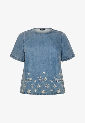 Lyseblå denim top med korte ærmer, rund hals og hvid blomsterbroderi langs nederste kant.
