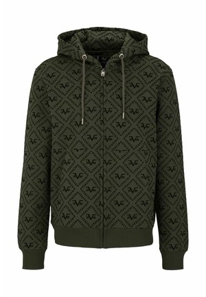 Ciemnozielona bluza z zamkiem i sznurkami, zdobiona czarnym geometrycznym wzorem z logo i tekstem na całej powierzchni, z prążkowanymi ściągaczami na rękawach i dole.