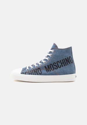 Højtop-sneaker i blå denim med hvide snørebånd og sål, med sort "MOSCHINO" tekst langs siden.