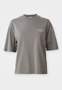 T-shirt grigio in cotone con maniche corte, collo rotondo e un piccolo logo Carhartt WIP stampato sul davanti. Tessuto liscio, vestibilità comoda.