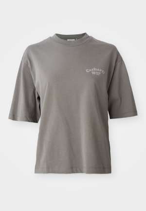 Siva bombažna majica s kratkimi rokavi, okrogel izrez in majhen natisnjen logotip Carhartt WIP na sprednji strani. Gladka tekstura, sproščen kroj.