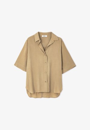 Kortebloemige, tan knoopshirt gemaakt van lichte stof, met een kraag, knopen aan de voorkant en een gebogen zoom.