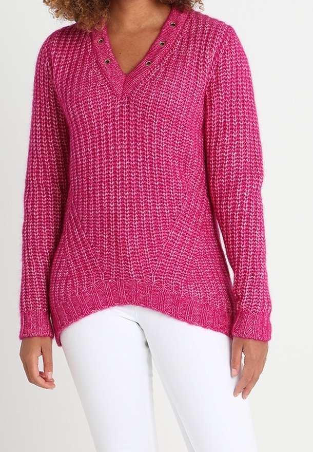 Maglione lavorato a maglia fucsia con scollatura a V, caratterizzato da accenti metallici e una finitura testurizzata. Maniche lunghe, orlo asimmetrico e polsini a costine.