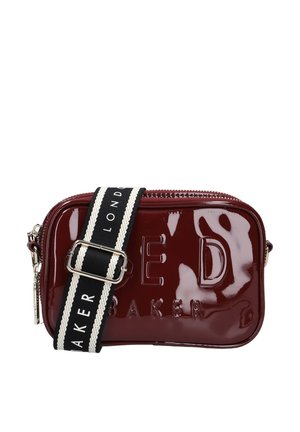 Kleine glanzende donkerrode crossbodytas met reliëftekst en verstelbare zwart-witte riem met tekst "London Baker."