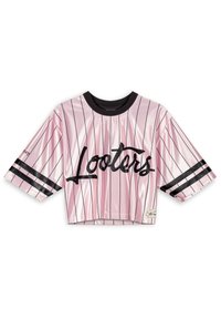Top corto de satén rosa con rayas negras, con un cuello acanalado negro y mangas cortas. Impreso en negro la palabra "Looters" en la parte delantera.