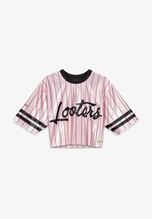 Roze satijnen cropped top met zwarte pinstripes, voorzien van een zwarte ribgebreide halslijn en korte mouwen. "Looters" in zwart gedrukt aan de voorkant.