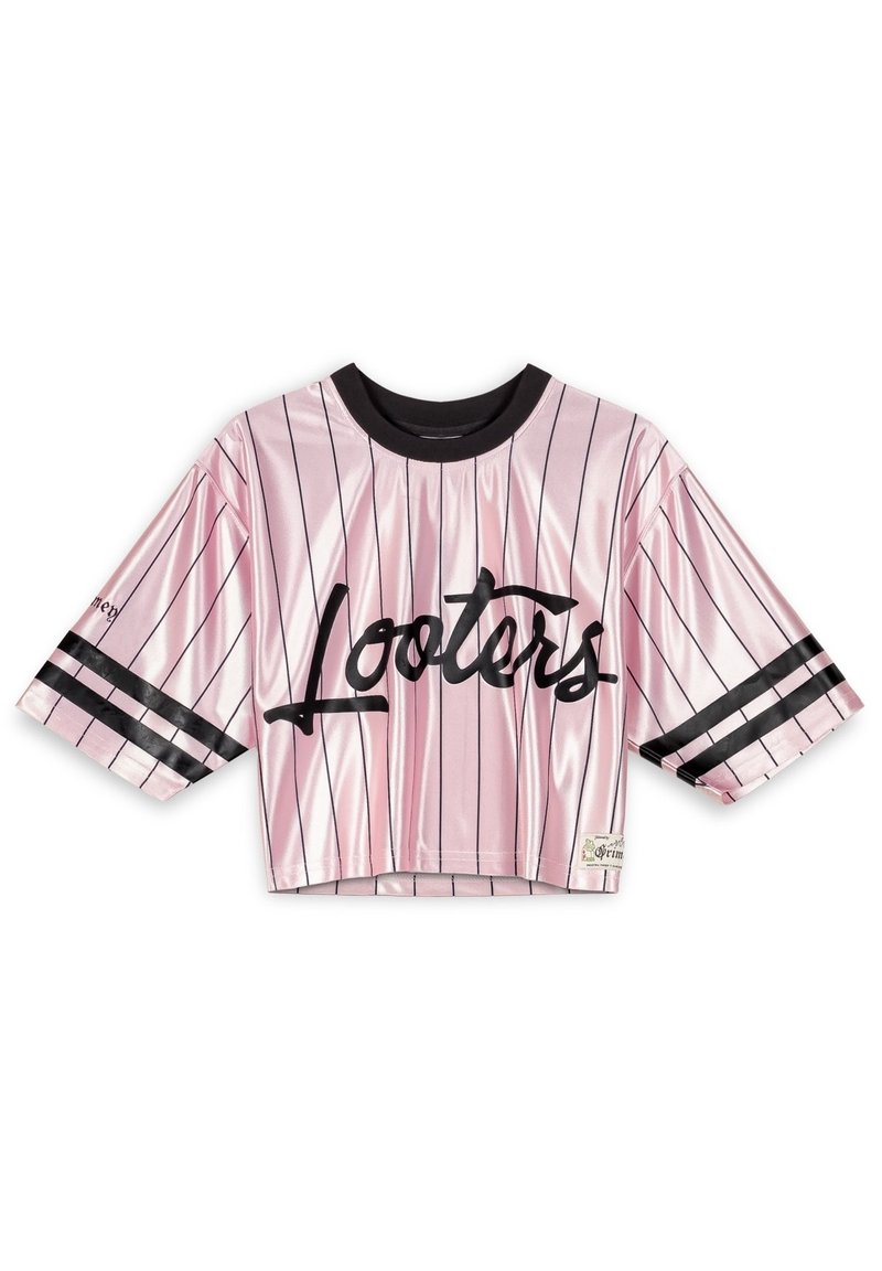 Top corto de satén rosa con rayas negras, con un cuello acanalado negro y mangas cortas. Impreso en negro la palabra "Looters" en la parte delantera.
