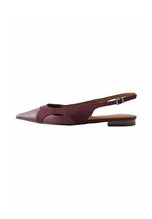 Burgunderfarbene Slingback-Ballettschuhe mit spitzem Schuhdesign, die Leder- und Wildledertexturen kombinieren, mit Ausschnitten und einem kleinen Absatz.