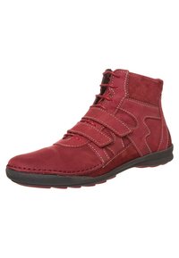 Bottine chevillère en suède rouge avec un design à lacets et des bandes Velcro réglables. Coutures blanches contrastantes et semelle en caoutchouc noire.
