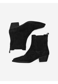 Bottines en suède noir avec un talon carré, présentant des motifs texturés et des panneaux élastiques sur les côtés pour un enfilage facile. Design minimaliste et finition lisse.