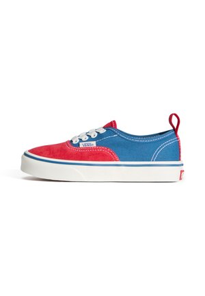 Zapatilla baja Vans con parte delantera de ante rojo, cuerpo de lona azul, cordones blancos y suela de goma blanca con franja azul.