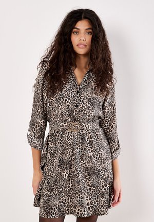 Leopardenmusterkleid mit Kragen, hochgerollten Ärmeln und einem passenden Gürtel mit doppelten, runden Schnallen. Weicher, strukturierter Stoff.
