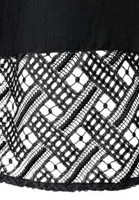 Zwart kantstof heeft een geometrisch patroon met diamantvormen, verweven texturen en gegolfde randen, wat een gelaagd effect creëert.