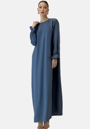 Largo vestido azul fluido con mangas abullonadas y puños fruncidos. Hecho de una tela suave, presenta una silueta simple y elegante.