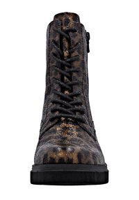 Stivale alla caviglia con lacci in stampa leopardo nera e oro. La texture è lucida con una suola robusta e una cerniera laterale per un facile accesso.