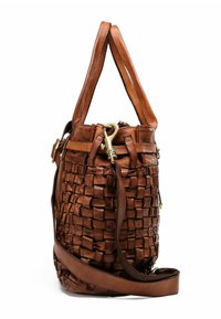 Borsa a secchiello intrecciata in pelle marrone con doppi manici, tracolla rimovibile e chiusura in ottone.