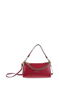 Borsa a tracolla in pelle rossa con dettagli in catena dorata, tracolla rimovibile e chiusura con zip, con il marchio "Pierre Cardin" sul fronte.