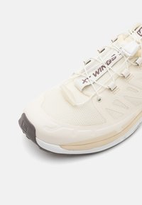Salomon Sportstyle XT-WINGS 2 UNISEX - Športni copati - vanilla ice/white/feather gray