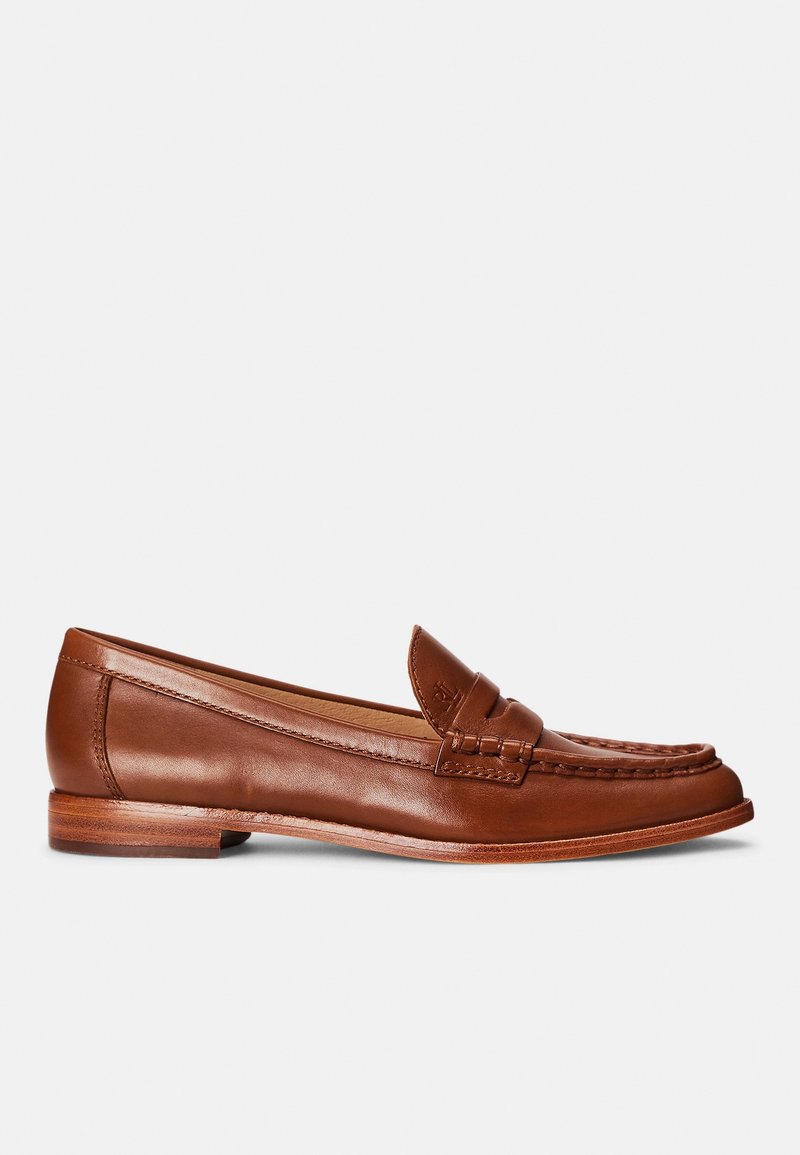 Mocassin penny loafer en cuir marron avec un petit talon, couture moc toe et une bride décorative sur le dessus, vu du côté extérieur.