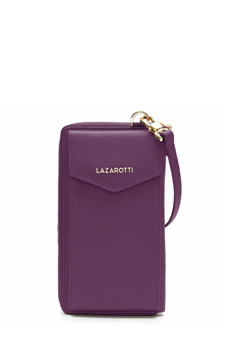 Portafoglio in pelle viola con finitura texture, chiusura con zip, accessori dorati e un manico da polso. Presenta una tasca a patta con dettaglio del logo.