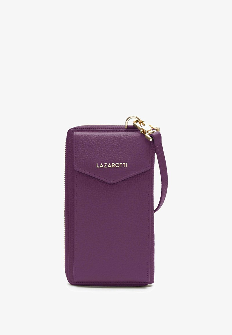 Cartera de piel púrpura con un acabado texturizado, cierre con cremallera, herrajes dorados y una correa para la muñeca. Cuenta con un bolsillo con solapa con detalle del logo.