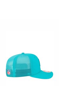 Casquette teal avec un dos en maille, devant solide et visière plate. Présente un patch de logo NFL sur le côté et un autocollant rond de taille sur la visière.